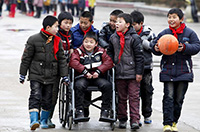 同學(xué)就是手足！安徽一男孩患病無法行走 被照顧7年