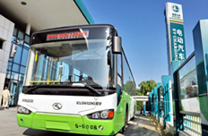 運(yùn)營(yíng)中的電動(dòng)公交車