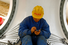 工人正在精細(xì)測(cè)算