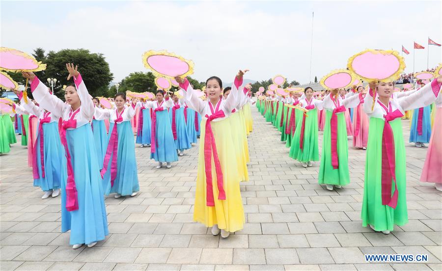 DPRK-PYONGYANG-XI JINPING-PEOPLE-WELCOME