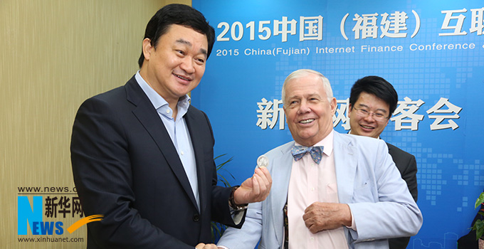 羅杰斯參加思客會(huì)，與新華網(wǎng)董事長(zhǎng)、總裁田舒斌親切交談。