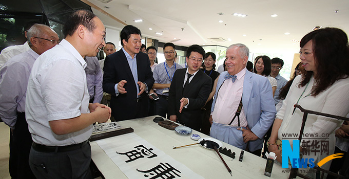 羅杰斯參觀新華網(wǎng)福建分公司。