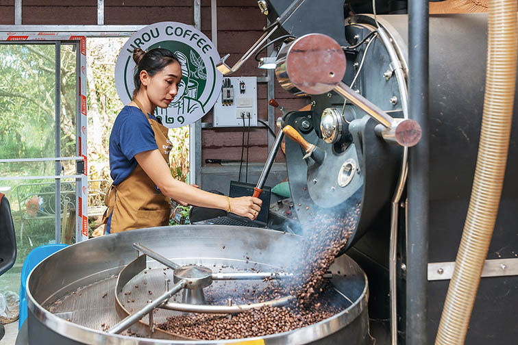 工作人员在老挝占巴塞省一处咖啡种植园烘焙咖啡豆（2025年12月17日摄） 新华社发（凯乔摄）