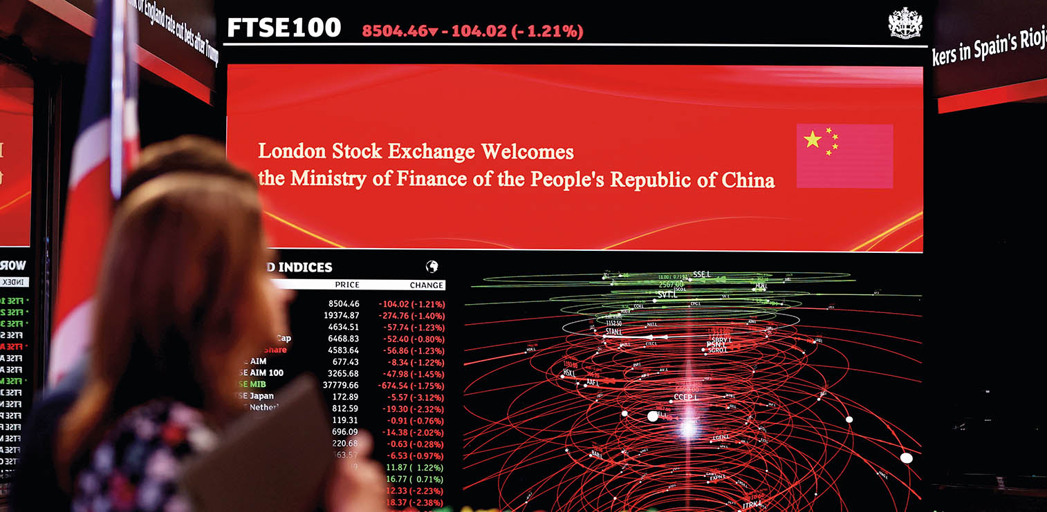 2025年4月3日，工作人员经过英国伦敦证券交易所的电子显示屏 李颖摄/本刊