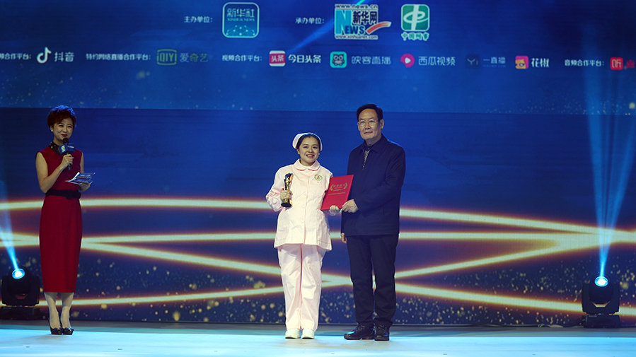 胡懷福為&ldquo;代理媽媽&rdquo;彭錫萍頒獎(jiǎng)