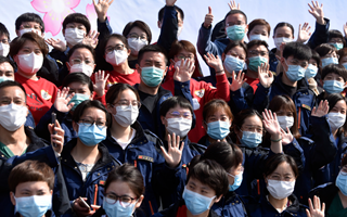 稟父老：樓蘭破，人平安，白衣戰(zhàn)士把家還！