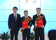 劉正榮為獲獎(jiǎng)?wù)咭踪t孝、張海威頒獎(jiǎng)