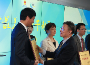 國家信訪局黨組成員、副局長李皋為獲獎者頒獎