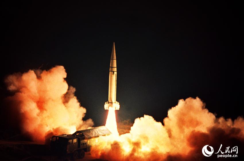 戈壁驚雷。馮根鎖攝