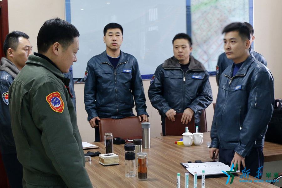 張超（右一）飛行后參加講評。