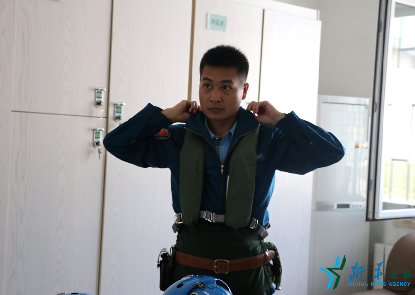 &uarr;資料圖片：張超嚴(yán)格按規(guī)定著裝參加飛行訓(xùn)練。