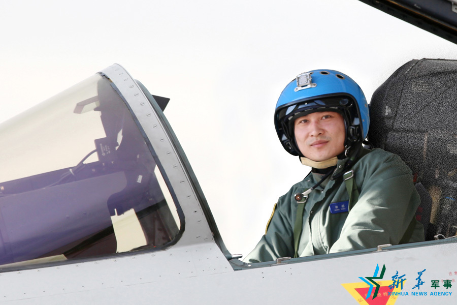 &uarr;戰(zhàn)機(jī)上準(zhǔn)備起飛的張超。