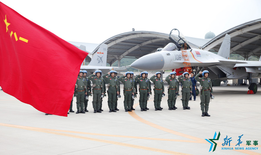 &uarr;軍旗招展，航空驕子對藍(lán)天宣誓。
