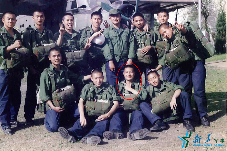 資料圖片：跳傘前合影留念。