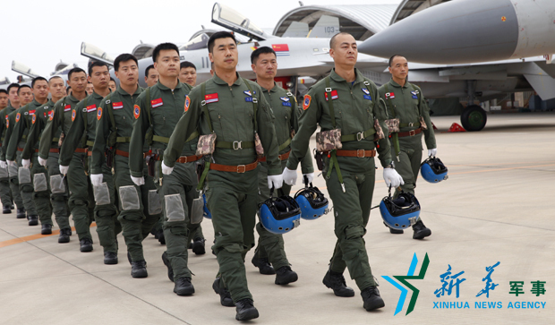 &uarr;飛行員列隊進場。