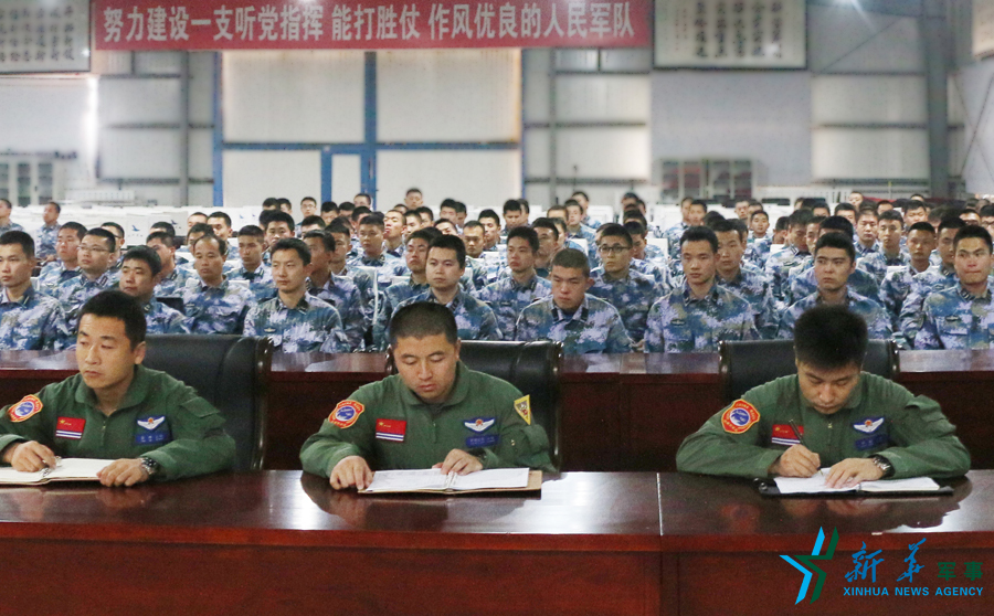資料圖片：張超（右一）參加部隊(duì)思想政治教育。