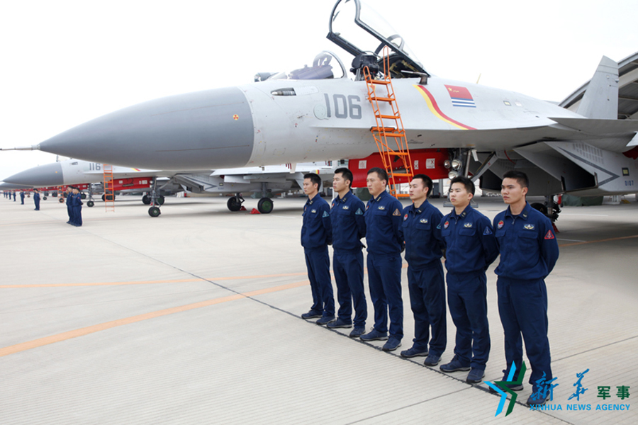 &uarr;機務官兵為戰(zhàn)鷹保駕護航。