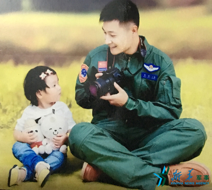 &uarr;資料圖片：被選為艦載戰(zhàn)斗機飛行員的張超與女兒合影。