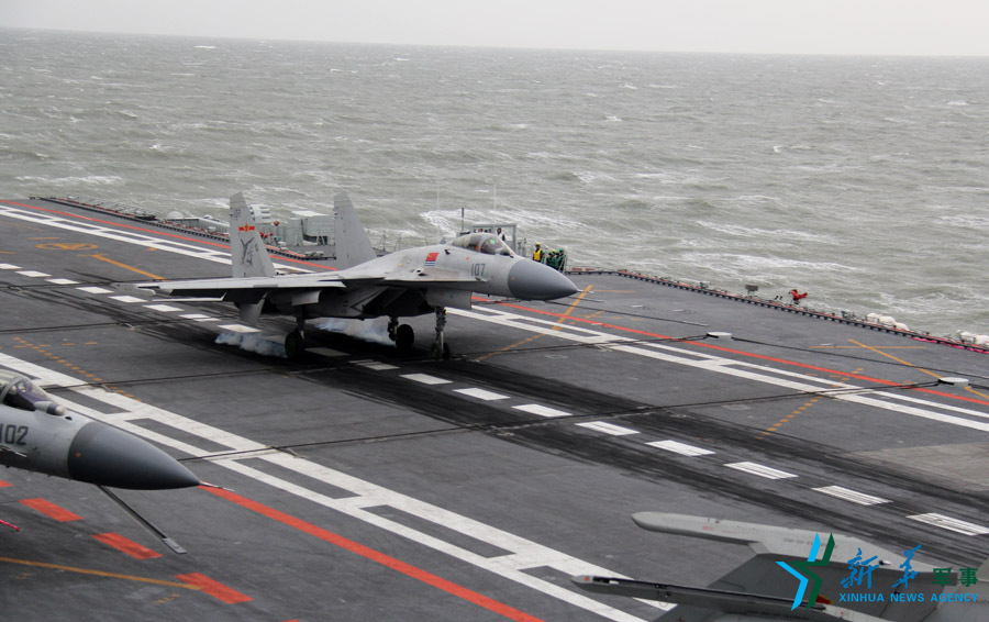 &uarr;資料圖片：艦載戰(zhàn)斗機下落著艦瞬間。