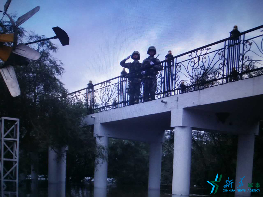 &uarr;中秋佳節(jié)，珍寶島的官兵在洪水中的堅守。