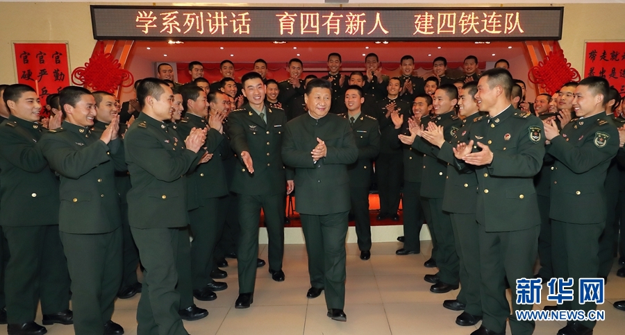 1月23日，習近平專程來到陸軍第65集團軍，深入基層連隊，看望慰問官兵，代表黨中央和中央軍委，向全軍指戰(zhàn)員、武警部隊官兵、民兵預備役人員致以誠摯問候和新春祝福。這是習近平在該集團軍&ldquo;大功三連&rdquo;同官兵在一起。新華社記者李剛攝