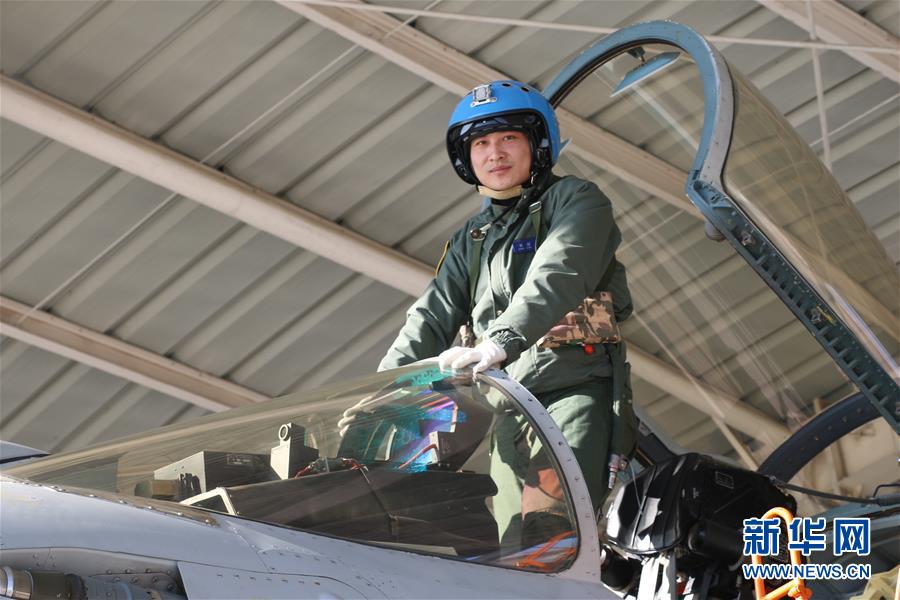 （建軍90周年&middot;英雄&middot;圖文互動）（1）聽，渤海灣有風吹過來&mdash;&mdash;追記海軍某艦載航空兵部隊一級飛行員張超