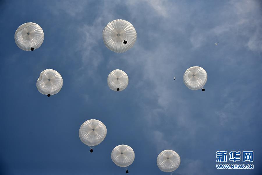 (圖文互動(dòng))(3)空軍空降兵組織首次空降機(jī)步營(yíng)全要素空降作戰(zhàn)演練