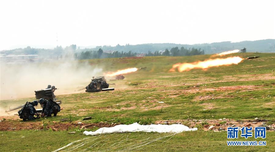 (圖文互動(dòng))(4)空軍空降兵組織首次空降機(jī)步營(yíng)全要素空降作戰(zhàn)演練