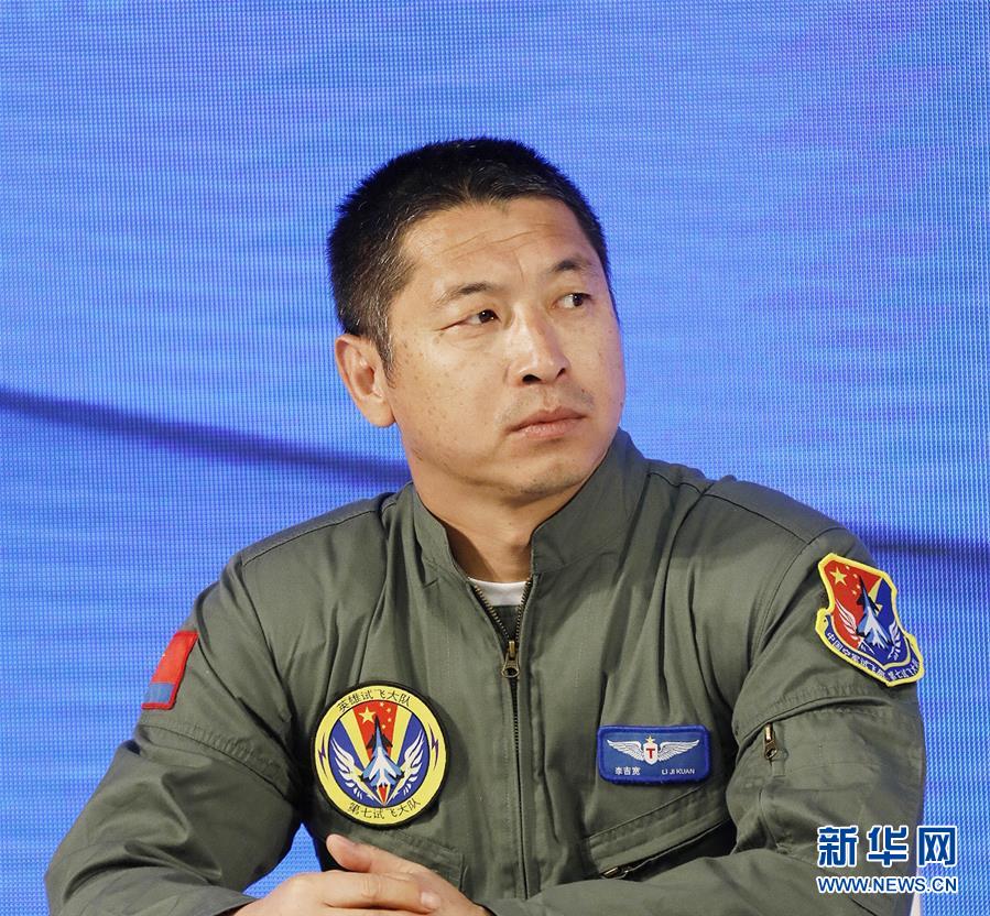 （圖文互動(dòng)）（3）中國(guó)空軍新型戰(zhàn)機(jī)飛行員&ldquo;論劍&rdquo;珠海航展
