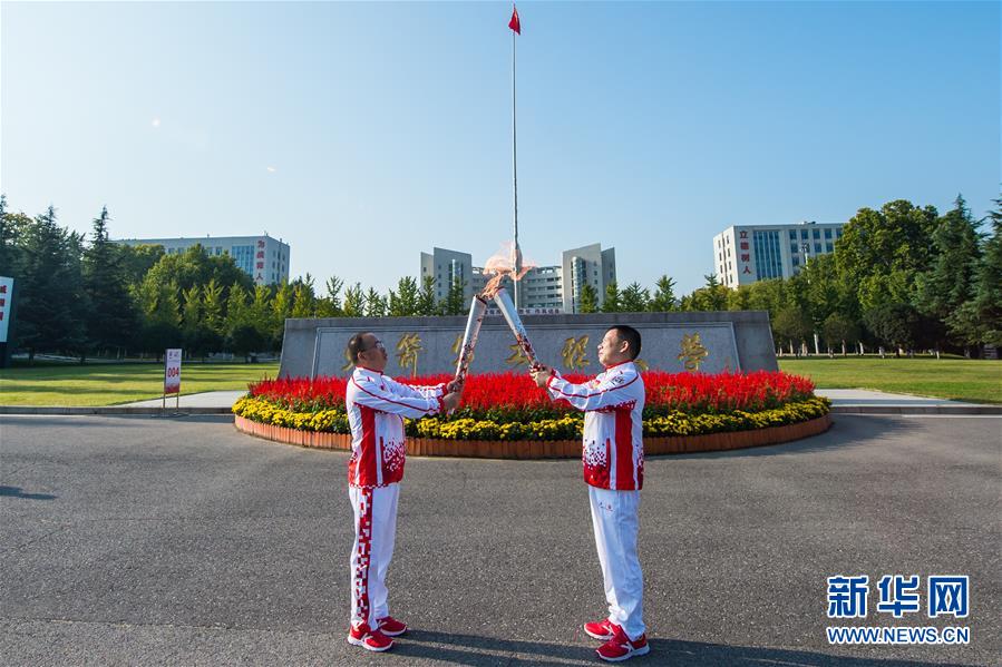 (軍運(yùn)會(huì)·圖文互動(dòng))(2)軍運(yùn)會(huì)火炬?zhèn)鬟f活動(dòng)在火箭軍工程大學(xué)舉行(配本社同題文字稿)