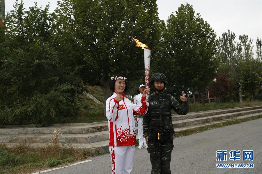 (軍運會·圖文互動)(2)軍運會軍營火炬?zhèn)鬟f活動最后一站武警獵鷹突擊隊站舉行(配本社同題文字稿)