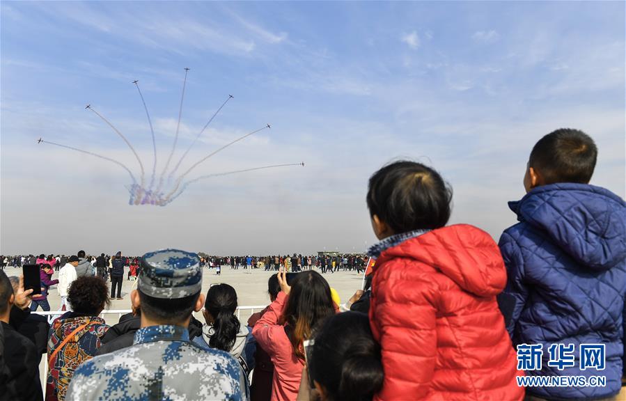 (社會(huì))(2)慶祝人民空軍成立70周年航空開放活動(dòng)迎來(lái)首個(gè)公眾日