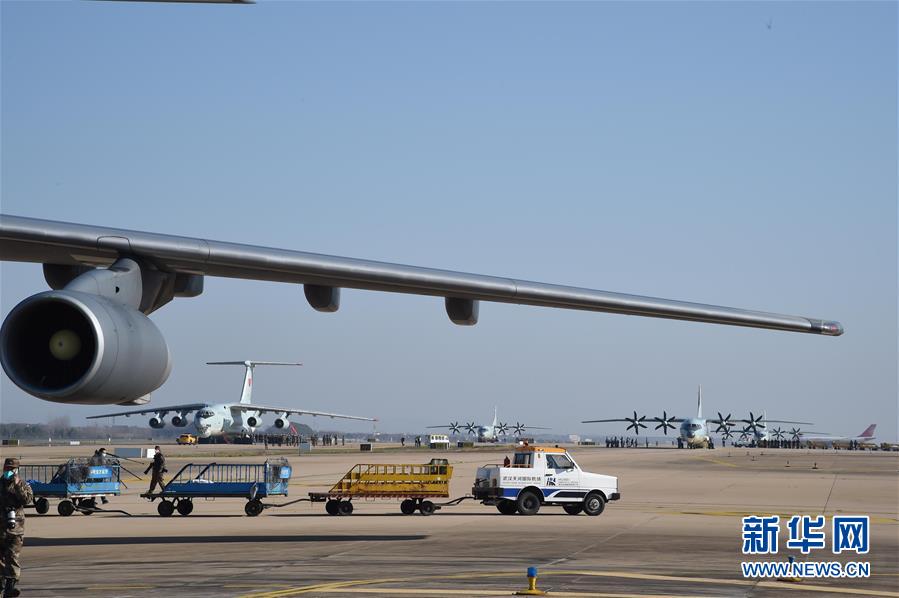 （聚焦疫情防控&middot;圖文互動）（4）空軍第四次向武漢大規(guī)?？者\醫(yī)療隊員和物資