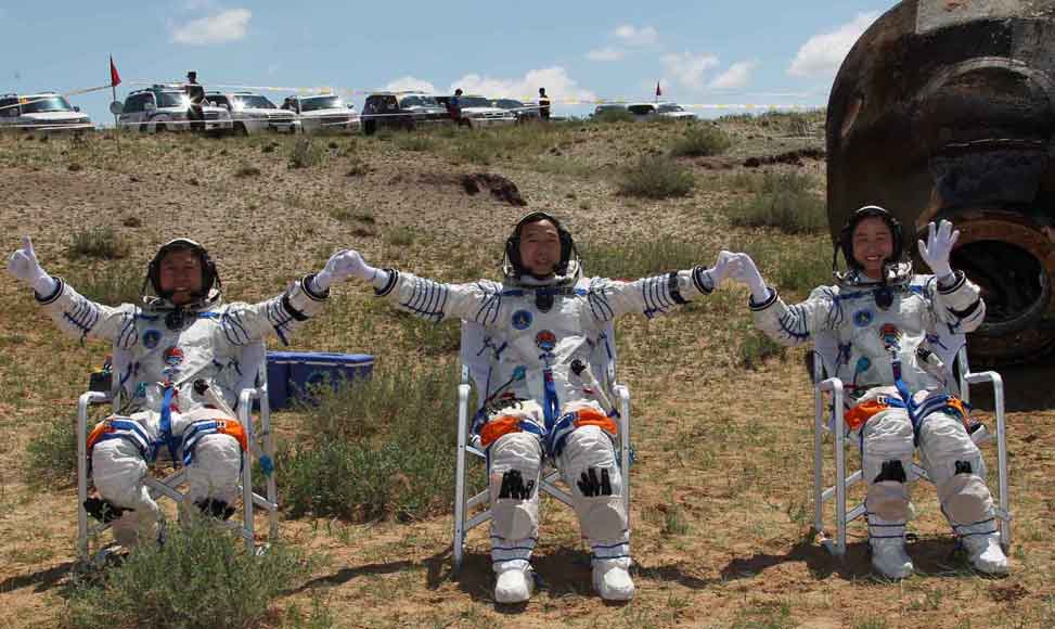 神九航天員順利出艙