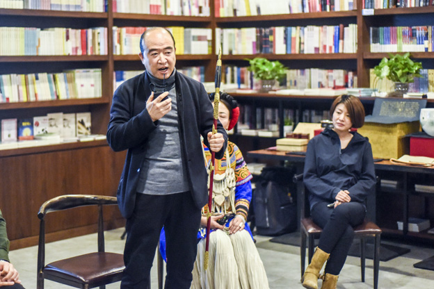 劉文濤：通過對每件兵器的復(fù)制，我們了解兵器造型與兵器制作的手藝，實現(xiàn)與古人的對話。