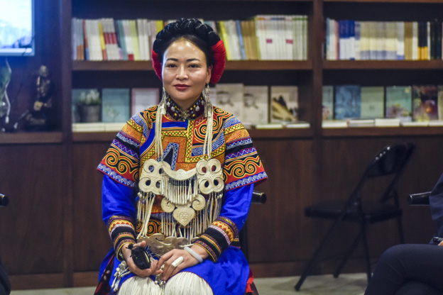 阿牛阿呷：對彝族姑娘來說，胎教就是彝族的刺繡文化，但是當(dāng)我們走出來，我們覺得我們對其他支系的服飾知識了解太少了，需要學(xué)習(xí)的很多，所以開辦了這個專業(yè)。