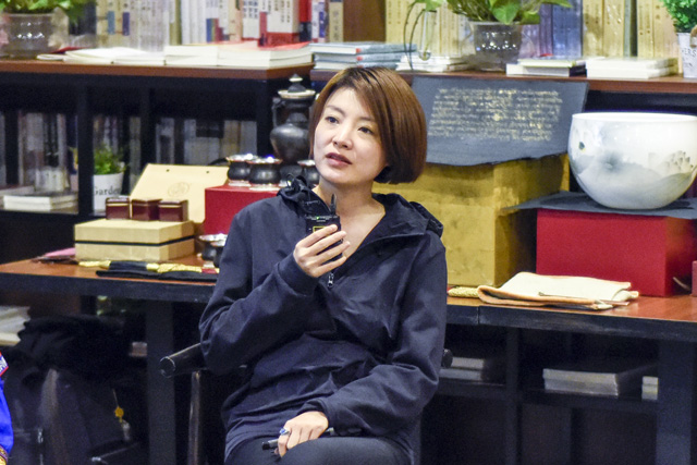 秦思：堅持還是因為熱愛，我一直想把有意義的事情做得有意思。我希望有更多的人來關注非遺文化，把文化融入到工藝當中。