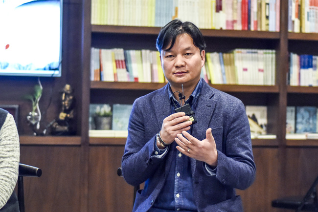 丁大為：烏銅走銀有三百年的歷史了，是云南地區(qū)獨有的技藝。這門技藝入門大概需要3年，學成需要20年。用語言去表達它其實是很難的。