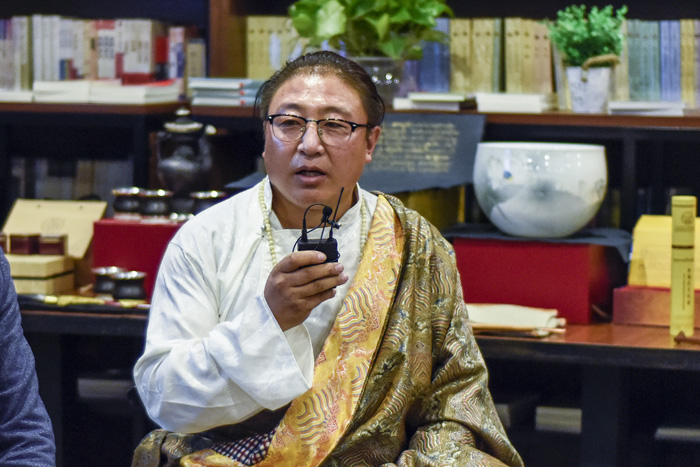 安久&middot;白瑪群加：絕對(duì)不能為了錢做手藝的傳承人，傳承手藝是因?yàn)槲覀冇袀鞒忻褡逄厣幕呢?zé)任，要時(shí)刻謹(jǐn)記這一份責(zé)任。
