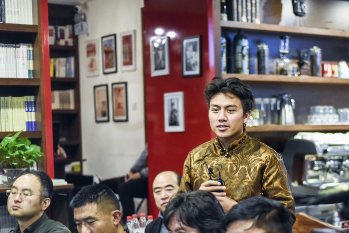 安久家族老八：我們的家族一直在做技藝的傳承，這是我們的使命，我們應(yīng)該承擔(dān)起來。希望能用我學(xué)到的知識(shí)，把我們家族的技藝推廣到更廣大的市場(chǎng)。