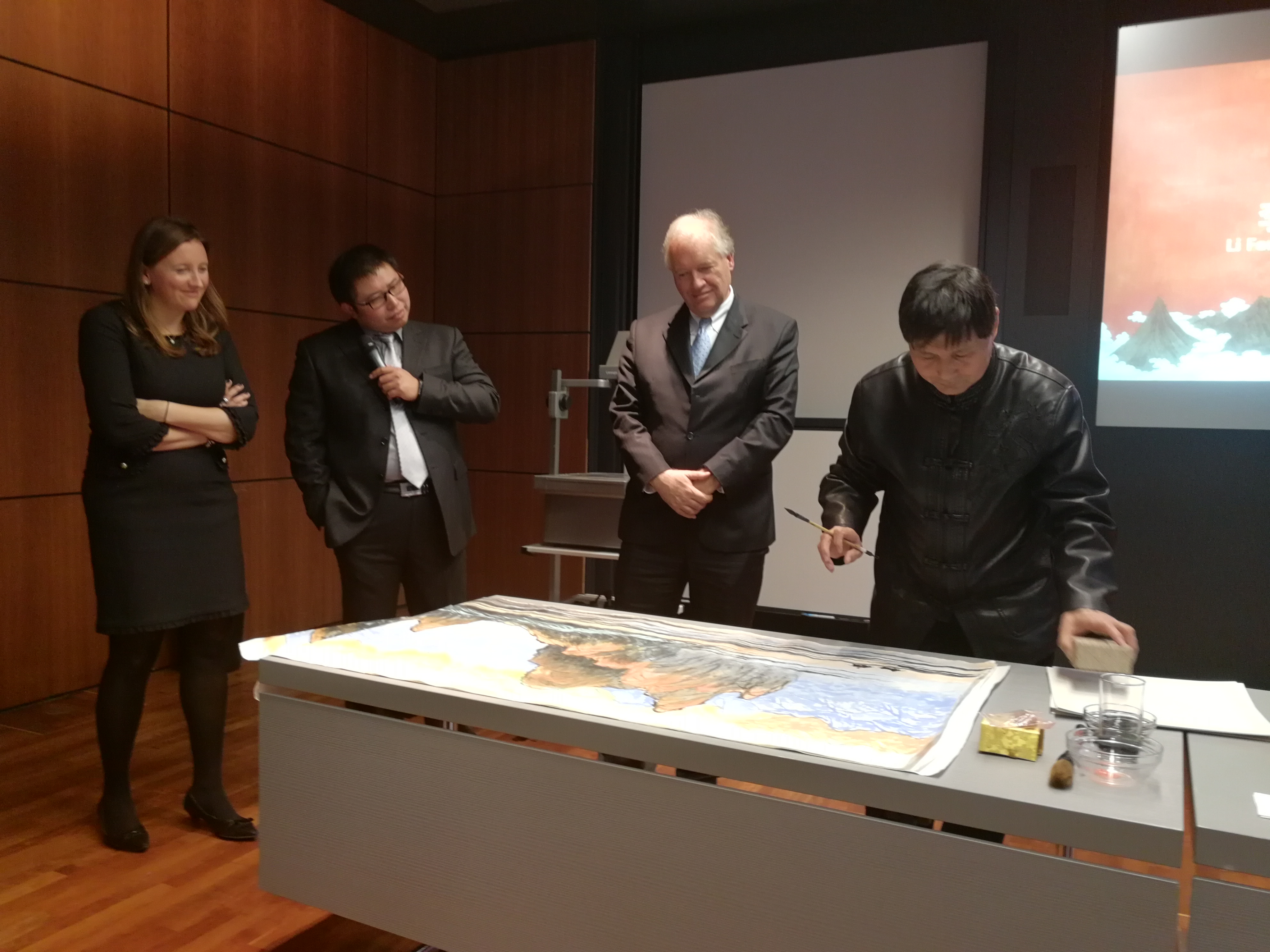 作為一個藝術(shù)家，我也要為這個國家和社會做一點自己的貢獻。在這次跨國文化交流活動中，作為唯一的隨團畫家，我創(chuàng)作出了多幅以&ldquo;一帶一路&rdquo;為主題的中國畫。