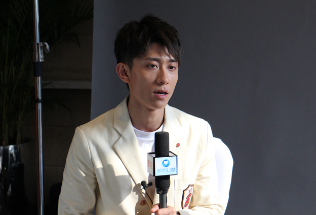 國(guó)有棟梁，大愛(ài)無(wú)疆；爾如嫩草，小愛(ài)芬芳。