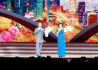 京劇演員于魁智、李勝素獻(xiàn)唱京劇《我是中國(guó)人》