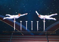 演員汪靜、高鴻陽(yáng)在晚會(huì)上表演雜技《頂&mdash;&mdash;太極》