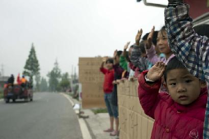 向救援人員敬禮！