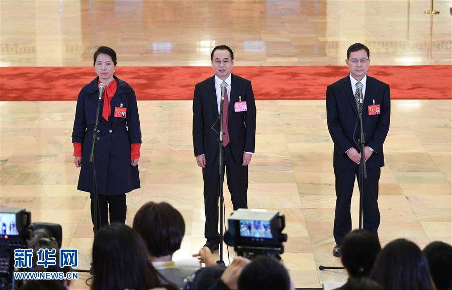 （十九大&middot;黨代表通道）（13）采訪黨代表
