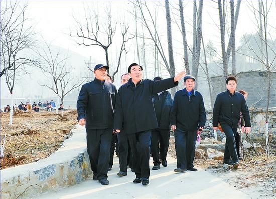 11月27日，省委書記、省人大常委會主任張慶黎到加強(qiáng)基層建設(shè)年活動聯(lián)系點(diǎn)淶水縣悟空寺村看望慰問村民，向當(dāng)?shù)馗刹咳罕娦v黨的十八大精神。這是張慶黎在悟空寺村詳細(xì)了解村容村貌的建設(shè)情況。郭昭 攝