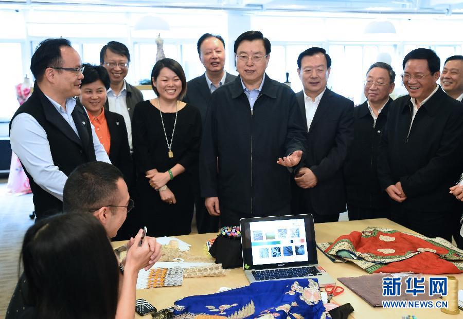 5月8日至11日，中共中央政治局常委、全國人大常委會委員長張德江在浙江調(diào)研。這是5月9日，張德江來到位于嘉興市的雅瑩服裝有限公司，了解公司的服裝設(shè)計(jì)、生產(chǎn)和銷售情況。新華社記者 馬占成 攝 
