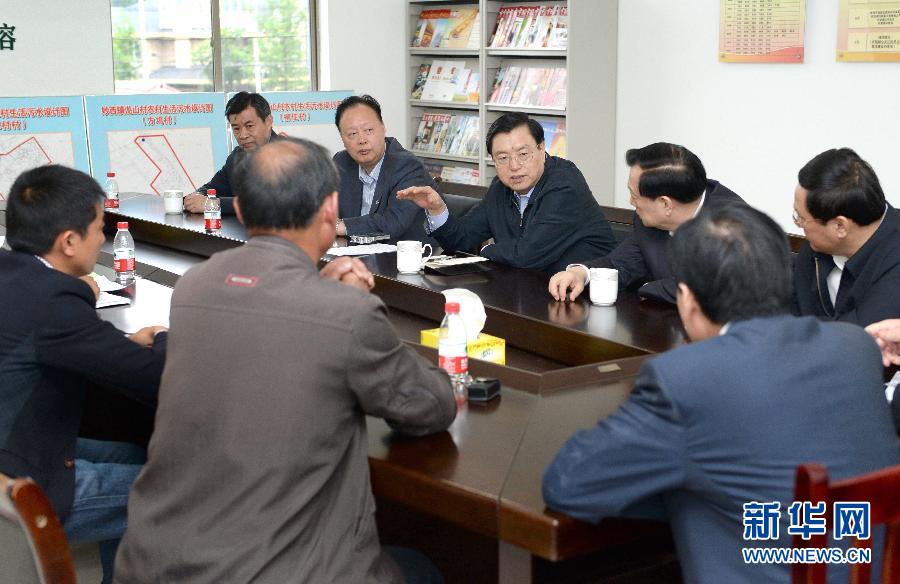 這是5月9日，張德江到湖州市妙西鎮(zhèn)調(diào)研，與基層人大代表座談。新華社記者 馬占成 攝 