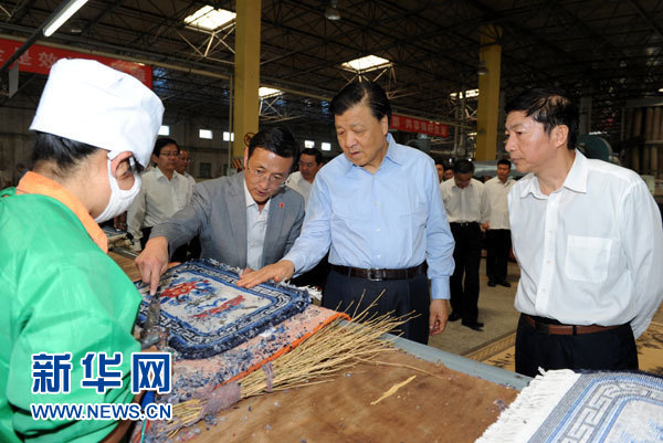 這是7月18日，劉云山在青海藏羊地毯集團(tuán)有限公司調(diào)研。新華社記者 饒愛民 攝
